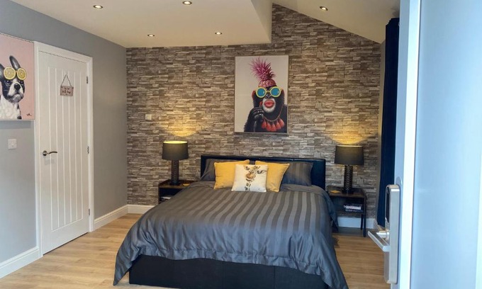 Stansted Apartment | Modern Luxury 1 bed apartment with parking near Stansted Airport