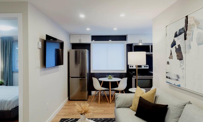 Beacon Hill South - Cardinal Heights Apartment | Modern, Luxurious Apartment near Downtown Ottawa