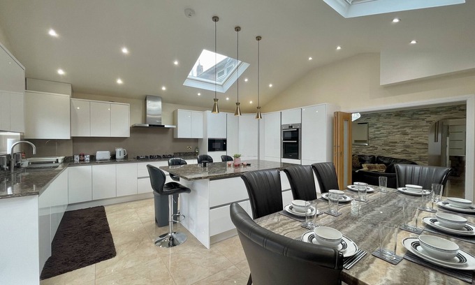 Tea Green House | Modern Luxurious Holiday House Near Airport with FREE Parking | Contractor