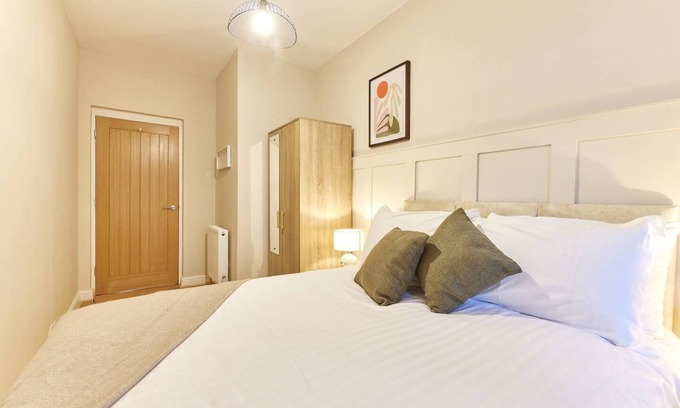 Whitley Bay Apartment | Modern Luxury 2-Bedroom Oasis in Heart of Whitley Bay