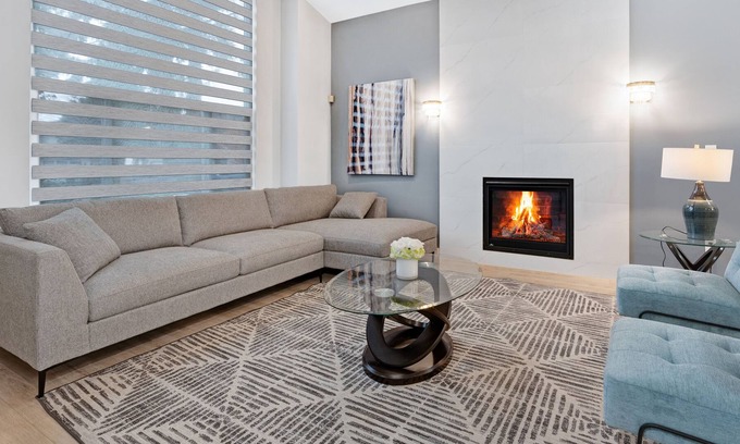 Fleetwood House | Modern luxury! 3 queen 2 king. A/C
