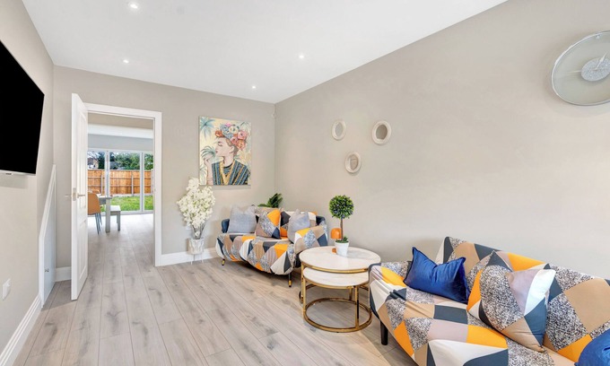 Heathrow Villages House | Modern Luxury 5 minutes from Heathrow Airport