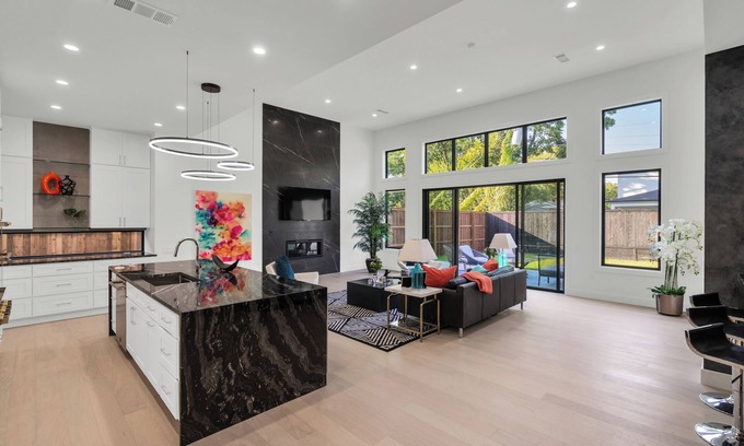 Northwest Dallas House | Modern Luxury Family Retreat - Relax, Induldge and Enjoy the City with Style