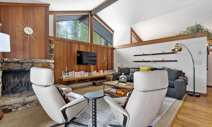 Graeagle Cabin | Modern Luxury Golf Cabin, Pets, A/C, couples