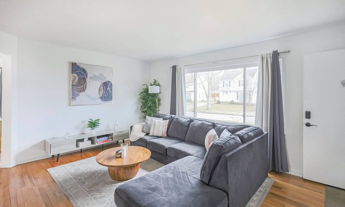 Cuyahoga Falls Apartment | Modern Luxury - Heart of Cuyahoga Falls