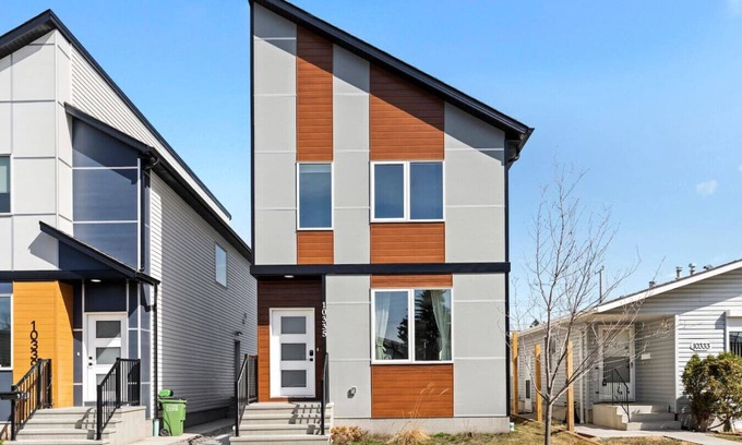 Jasper Place House | Modern Luxury Home - King Bed Arcade WEM A/C