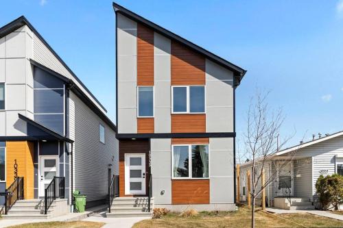 Jasper Place House | Modern Luxury Home - King Bed Arcade WEM A/C