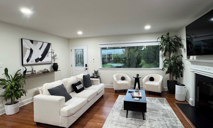 Fairfax House | Modern Luxury Quiet Home 5BR-Fairfax - 20 Min from DC/5 Min GM, Court H