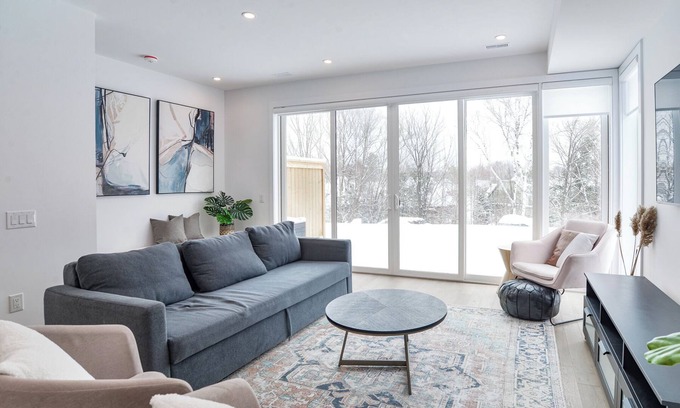 Gravenhurst House | Modern Luxury Resort Villa on Muskoka Bay Golf Course - 5 min from Lake Muskoka!