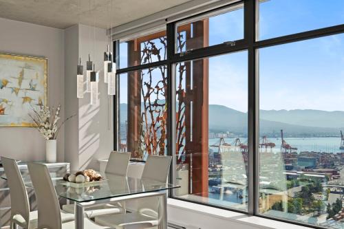Gastown House | Modern Luxury Retreat in Vibrant Gastown with Parking