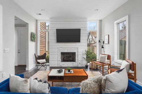 Inglewood House | Modern Luxury Rooftop Deck, 3 mi to Downtown