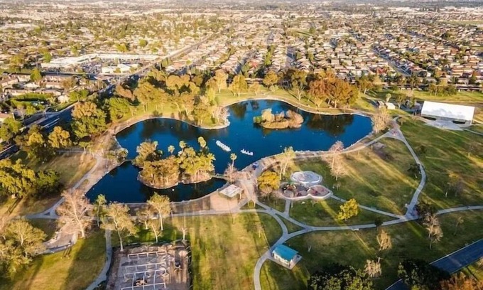 Fountain Valley House | Modern Luxury steps to Mile Square Park, 10 guest