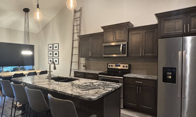 Lincoln House | Modern Luxury Townhome - Sleeps 10