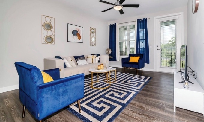 Winter Garden Apartment | Modern LuXuRy Unit in beautiful Down Town Winter Garden with WIFI, Cable & POOL