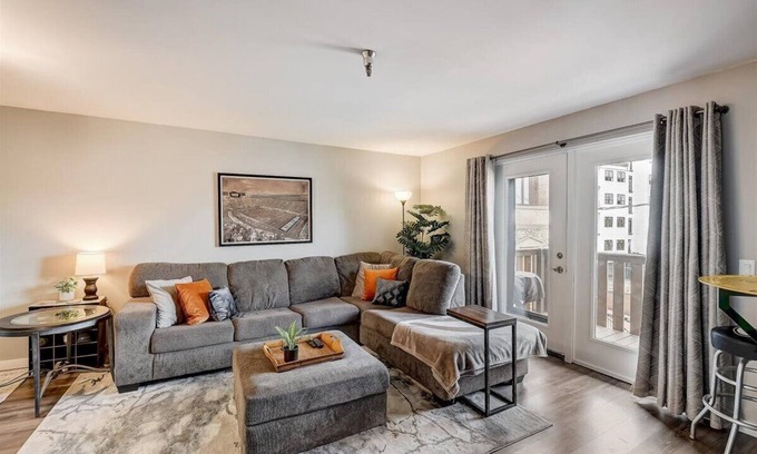 Regent Condo | Modern Madison Condo off University Ave with Private Garage Parking
