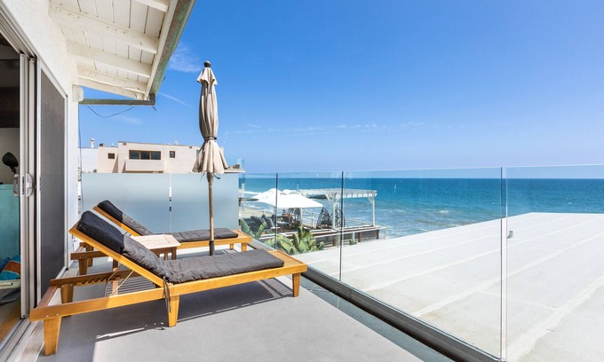 Los Angeles County Condo | Modern Malibu Road Oceanfront Beach House with AC PRIVATE BEACH
