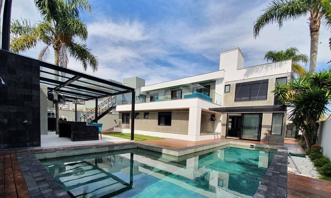 Jurere Internacional House | Modern Mansion of High Standard on Av. Whelks