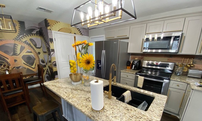 Ellendale House | Modern & Marvelous- 3 bed 2 bath East Memphis Gem