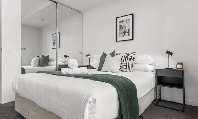 Richmond Apartment | Modern Melbourne Escape - Walk to the MCG