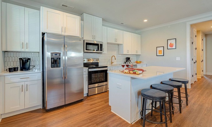 Melrose Cottage | Modern Melrose-sleeps 8- Mins to Downtown Broadway