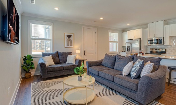 Historic Waverly House | Modern Melrose-Sleeps 8- Mins to downtown Broadway