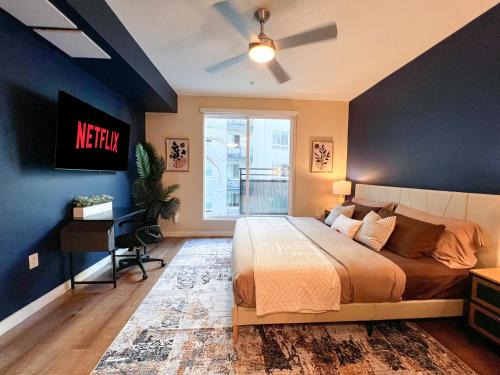 Mid-Wilshire Apartment | Modern Mid-Century Home in LA - Free Parking - Pool, 10 Minutes To Ceders Sanai