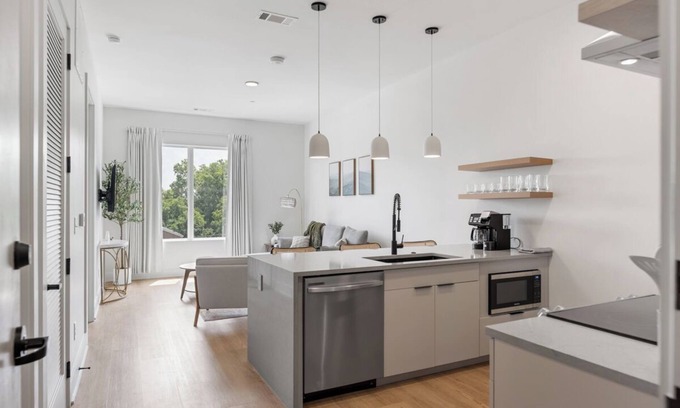 Inglewood Condo | Modern Mid-Term Stay at The Haysboro!
