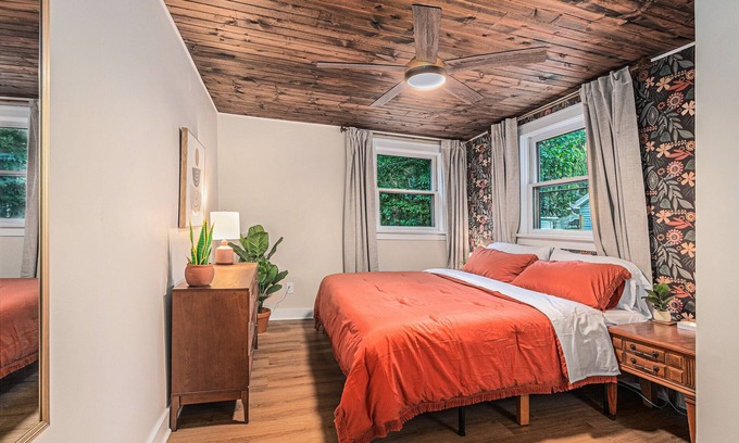 Valparaiso Apartment | Modern Midtown Apartment 1M; Downtown Fun!
