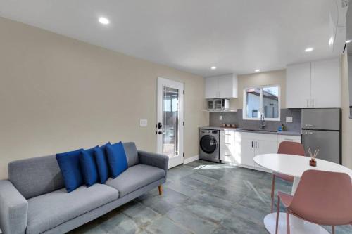 Blenman-Elm House | Modern Midtown Guesthouse