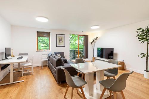 Bethnal Green Apartment | Modern Mile End Flat near Park