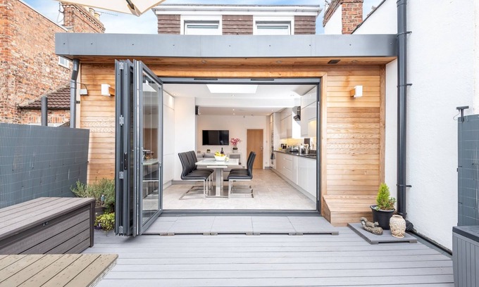 Heworth Apartment | Modern Minimalist 3-Bed Duplex Apartment in York I Pass The Keys