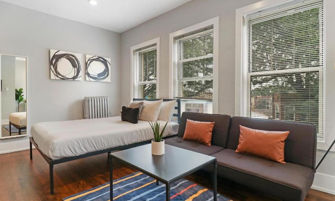 Chicago Apartment | Modern Minimalist Studio Apt in Portage Park - Pensacola 3W