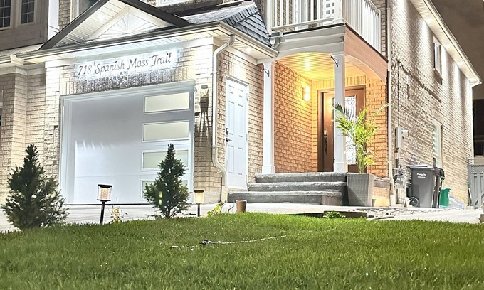 Meadowvale Village House | Modern Mississauga home near airport with 2 parking spots, patio, & dining space