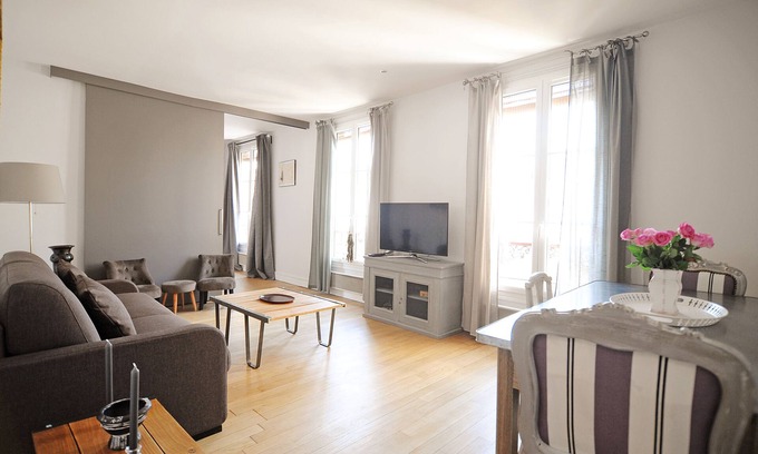 Montmartre Apartment | Modern Montmartre - A Stylish Home for Couples & Families - Sleeps up to 4