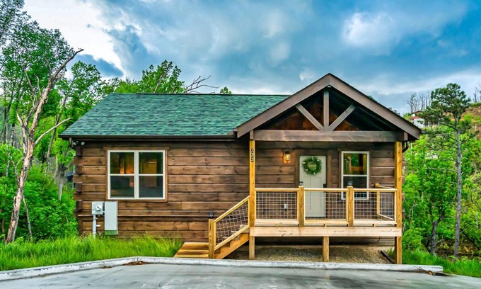 Chalet Village North House | Modern Mountain Cabin! Hot Tub! Near Downtown!