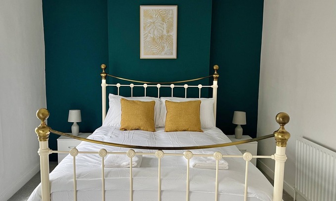 Ystradgynlais House | Modern Mountain Retreat in the Brecon Beacons