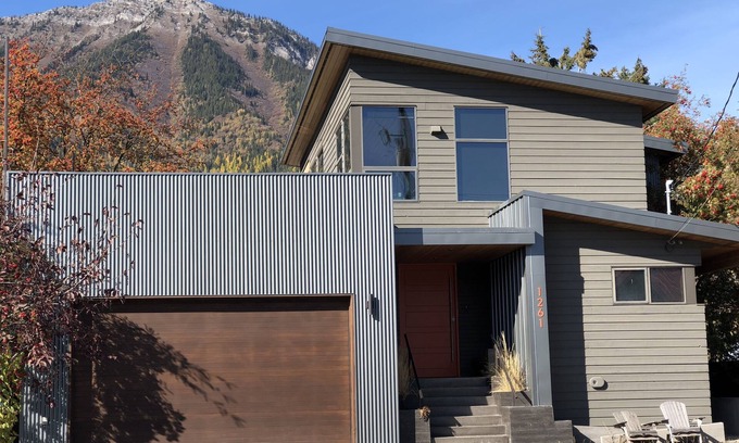 East Kootenay House | Modern Mountain Home , W/Hot tub and Air-Con