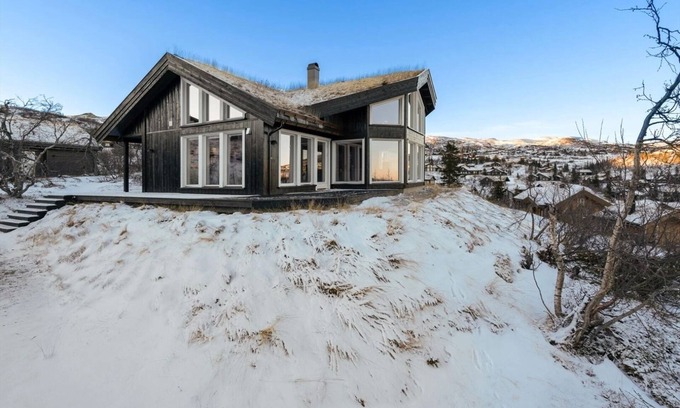 Rollag Cabin | Modern mountain cabin skiing, views and hiking