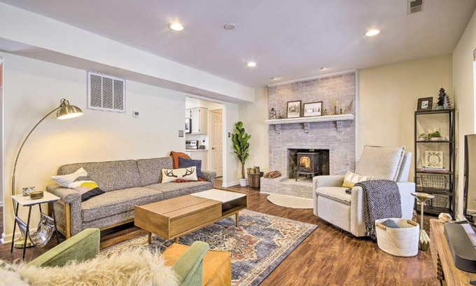 Chester Gap House | Modern Mountain Retreat with Deck and Hot Tub!