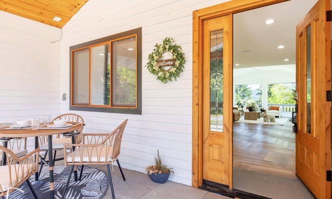 Renton House | Modern Mountain View Getaway w| Huge Outdoor Space