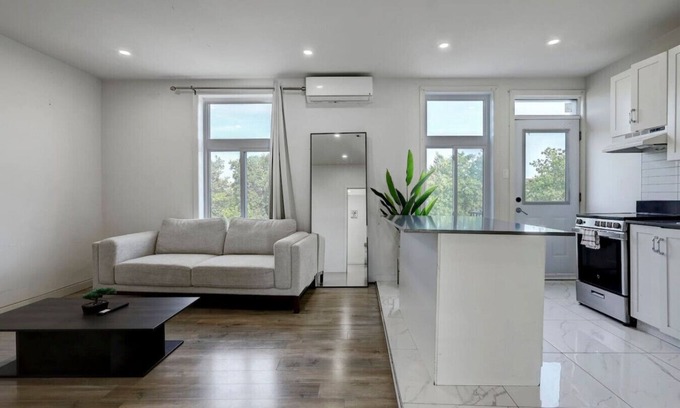 Cote-Des-Neiges—Notre-Dame-De-Grace Apartment | Modern MTL Getaway– A Sleek NDG Escape