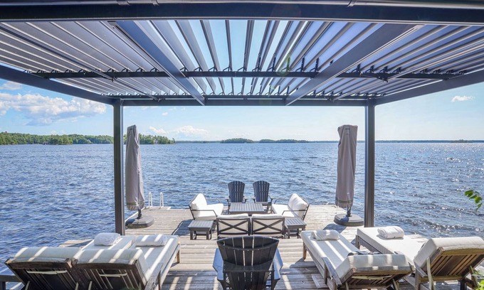 Bracebridge Cottage | Modern Muskoka! Sunsets And Views! Executive Luxury, Glass House! S/W views