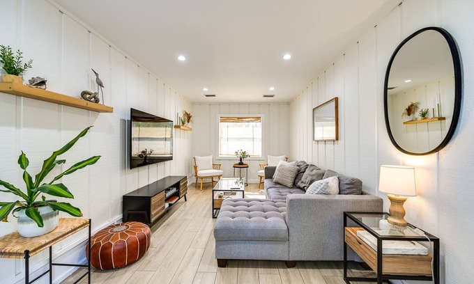 Naples House | Modern Naples Duplex Home ~ 7 Mi to Beach!