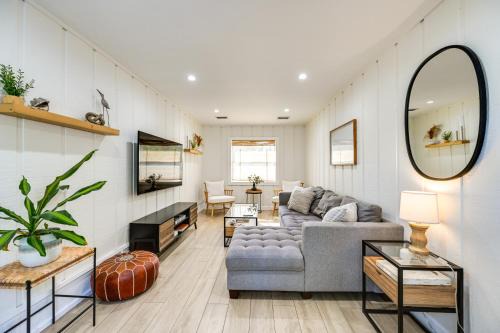 Naples House | Modern Naples Duplex Home about 7 Mi to Beach!