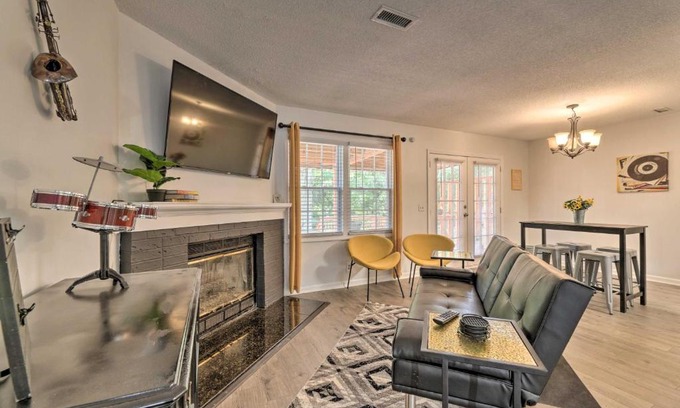 Antioch House | Modern Nashville Townhome Large Yard and Deck!