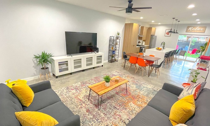Highland Park House | 🌺 MODERN NATURE - 2 STORY DOWNTOWN DELIGHT 🪴