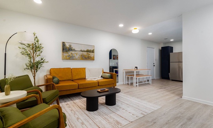 South Bend House | Modern ND Bungalow Cornhole/Pong/FirePit Sleeps 6+