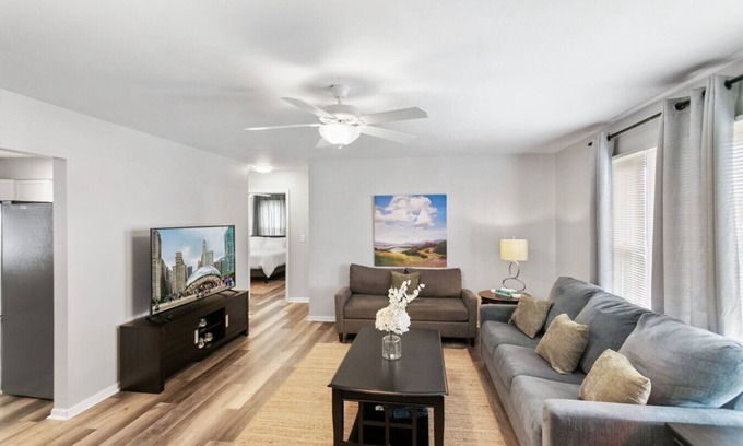 Russell Apartment | Modern new Apt just 1/2 mile to DT Libertyville!