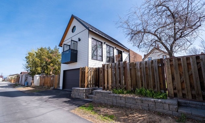 Okanagan-Similkameen House | Modern, new carriage house 5 mins to everything!