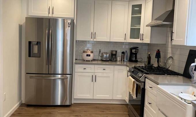 Manorhaven House | Modern, new, convenient 4 bed